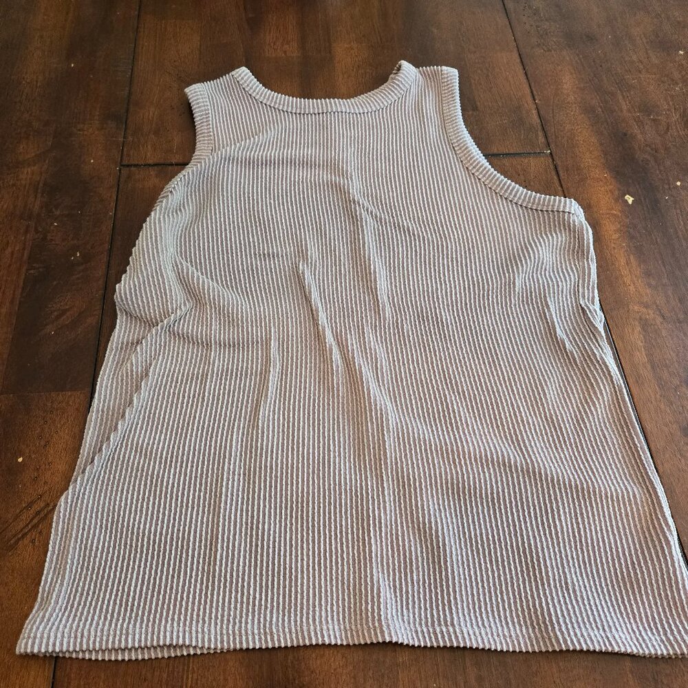 Tres Bien Womens Medium Lilac Tank Top